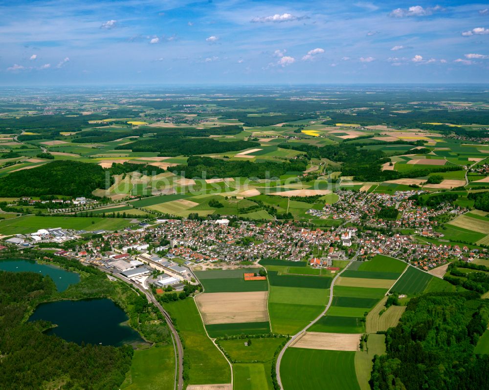 Ummendorf von oben - Stadtgebiet inmitten der Landwirtschaft in Ummendorf im Bundesland Baden-Württemberg, Deutschland