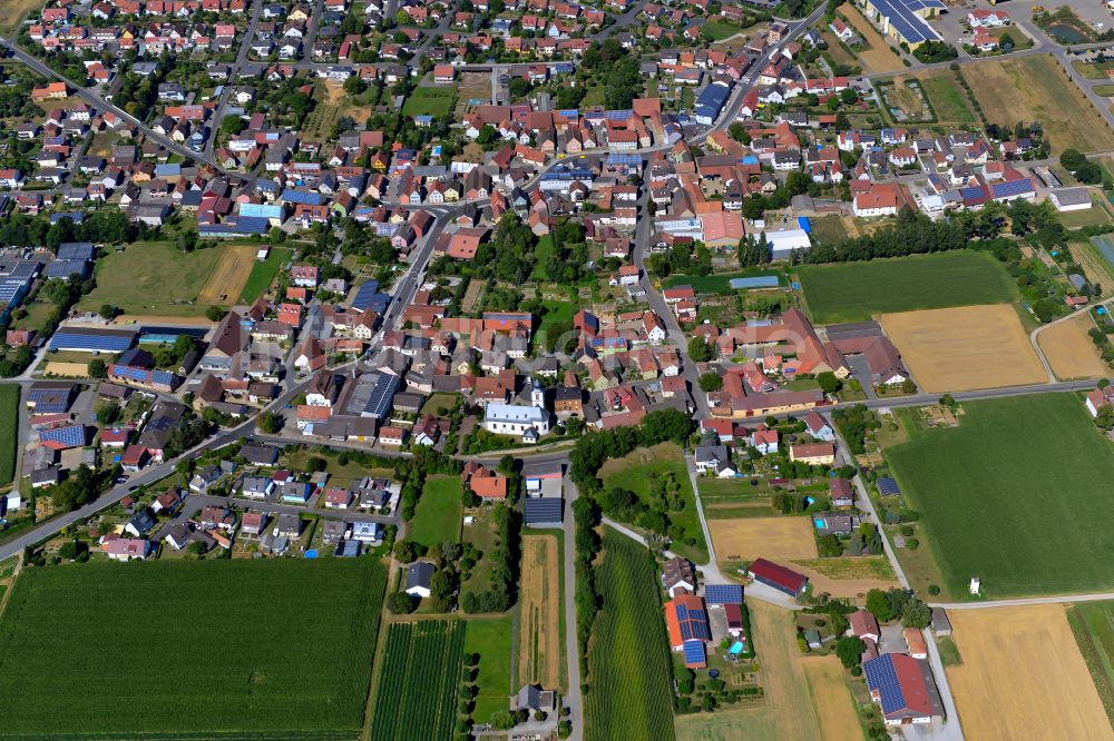 Unterpleichfeld aus der Vogelperspektive: Stadtgebiet inmitten der Landwirtschaft in Unterpleichfeld im Bundesland Bayern, Deutschland