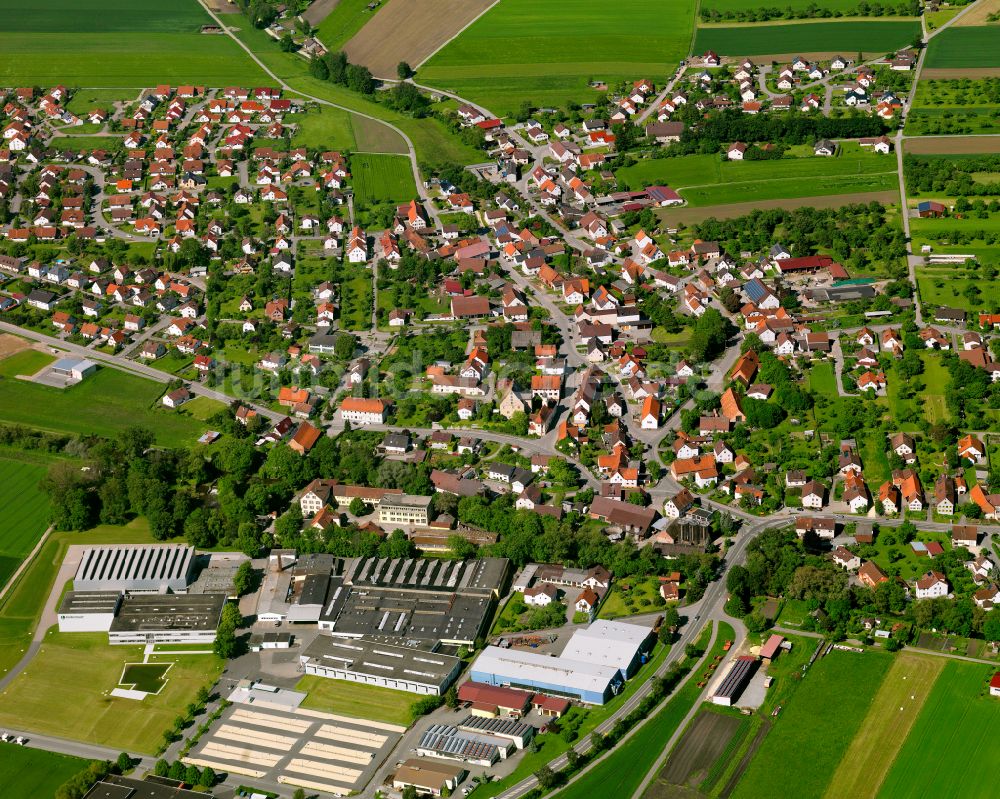 Untersulmetingen von oben - Stadtgebiet inmitten der Landwirtschaft in Untersulmetingen im Bundesland Baden-Württemberg, Deutschland