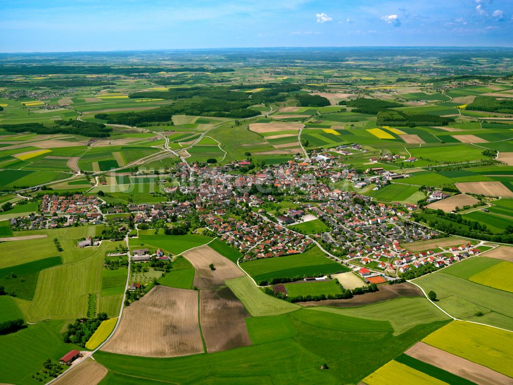 Luftaufnahme Uttenweiler - Stadtgebiet inmitten der Landwirtschaft in Uttenweiler im Bundesland Baden-Württemberg, Deutschland