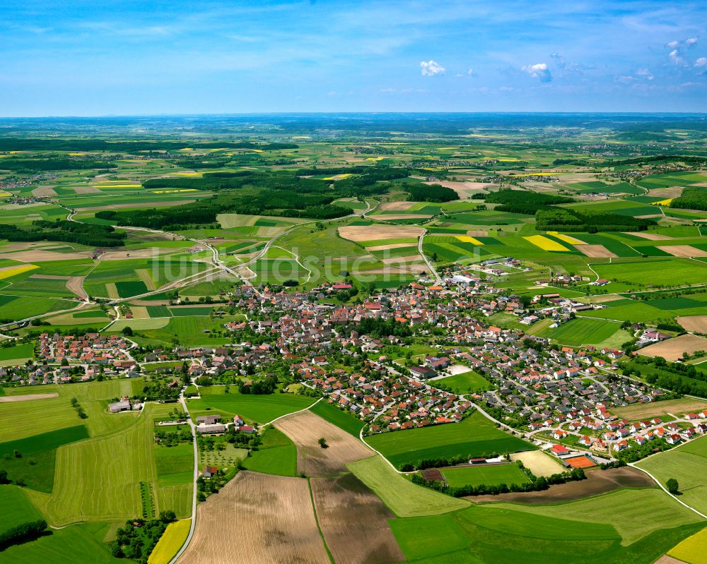 Uttenweiler von oben - Stadtgebiet inmitten der Landwirtschaft in Uttenweiler im Bundesland Baden-Württemberg, Deutschland