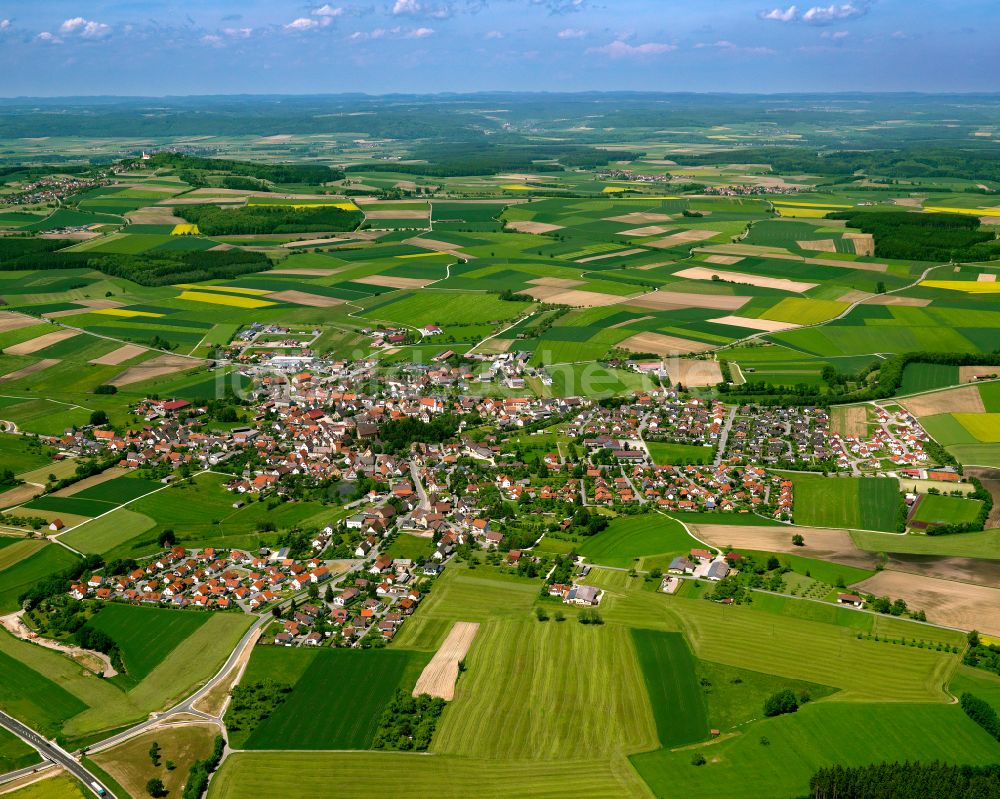 Uttenweiler aus der Vogelperspektive: Stadtgebiet inmitten der Landwirtschaft in Uttenweiler im Bundesland Baden-Württemberg, Deutschland