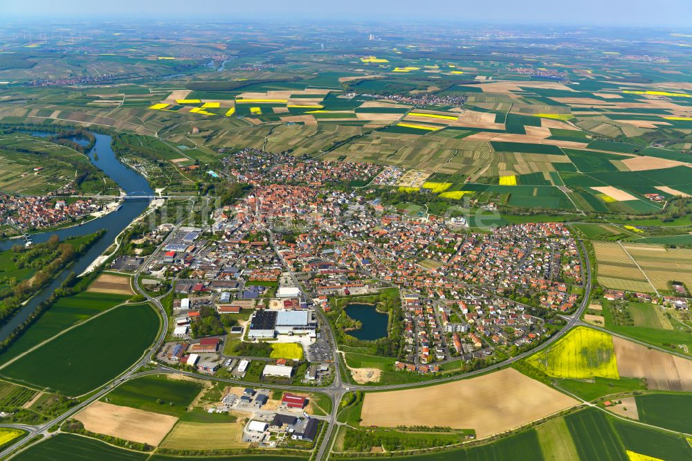 Volkach von oben - Stadtgebiet inmitten der Landwirtschaft in Volkach im Bundesland Bayern, Deutschland