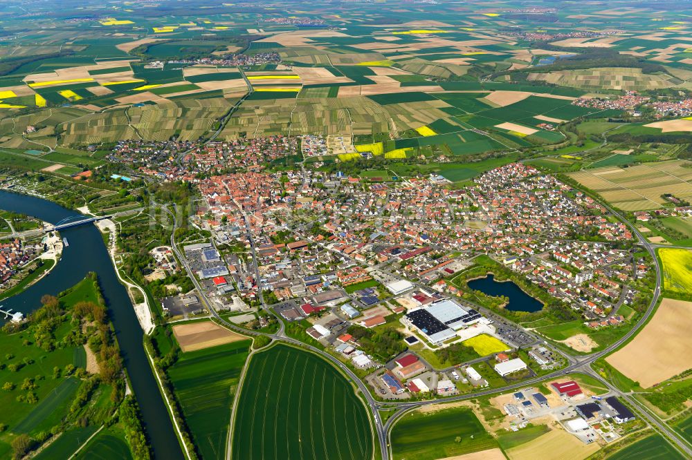 Volkach aus der Vogelperspektive: Stadtgebiet inmitten der Landwirtschaft in Volkach im Bundesland Bayern, Deutschland