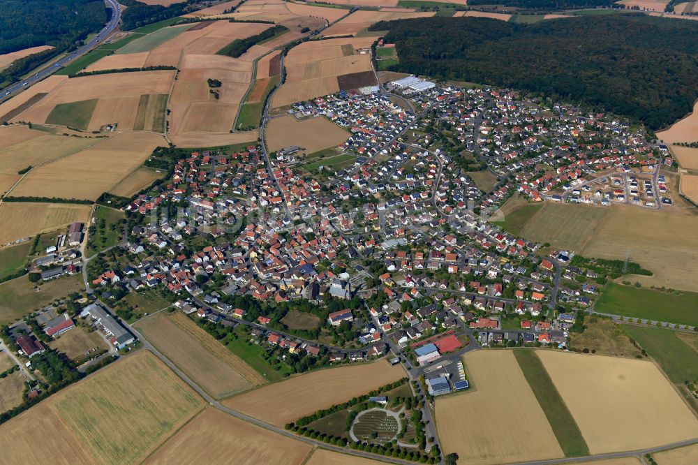 Luftaufnahme Waldbrunn - Stadtgebiet inmitten der Landwirtschaft in Waldbrunn im Bundesland Bayern, Deutschland