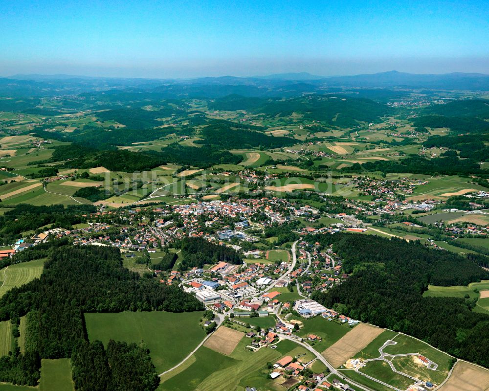 Waldkirchen von oben - Stadtgebiet inmitten der Landwirtschaft in Waldkirchen im Bundesland Bayern, Deutschland
