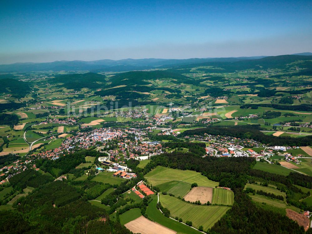 Waldkirchen aus der Vogelperspektive: Stadtgebiet inmitten der Landwirtschaft in Waldkirchen im Bundesland Bayern, Deutschland