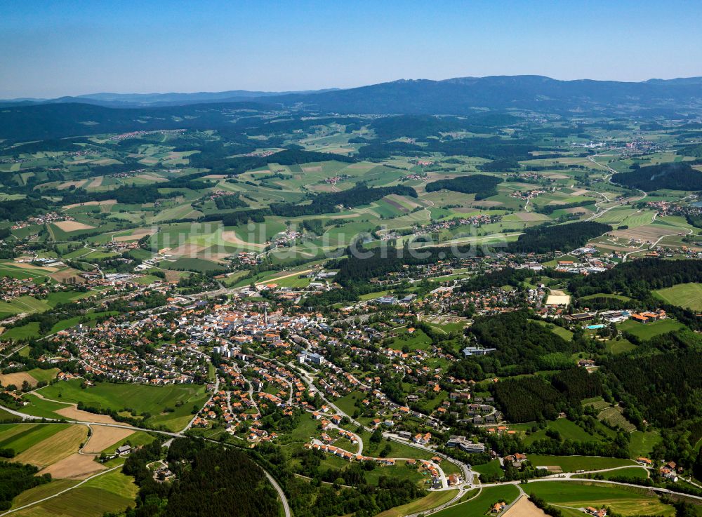 Luftbild Waldkirchen - Stadtgebiet inmitten der Landwirtschaft in Waldkirchen im Bundesland Bayern, Deutschland