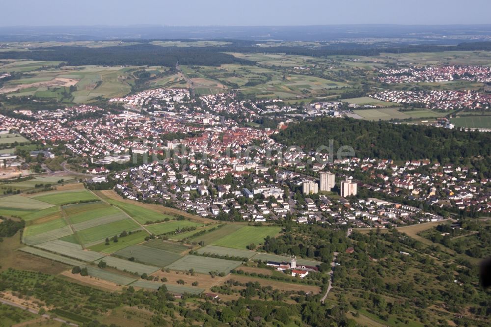 Herrenberg von oben - Stadtgebiet um dem Schloßberg mit Außenbezirken und Innenstadtbereich in Herrenberg im Bundesland Baden-Württemberg, Deutschland
