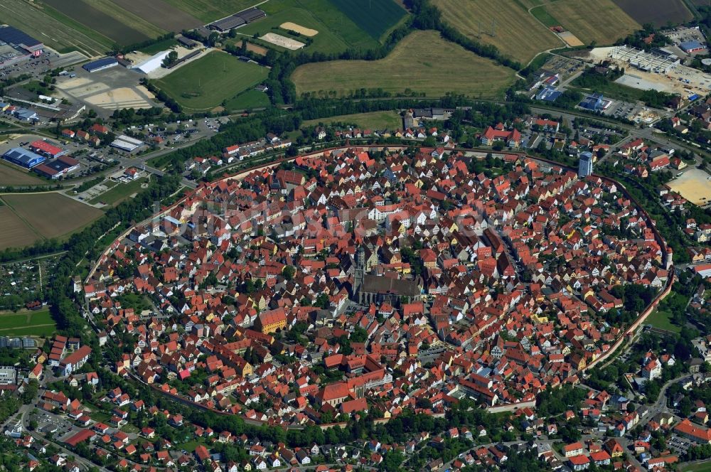 Nördlingen aus der Vogelperspektive: Stadtkern und historischer Innenstadtring von Nördlingen im Bundesland Bayern