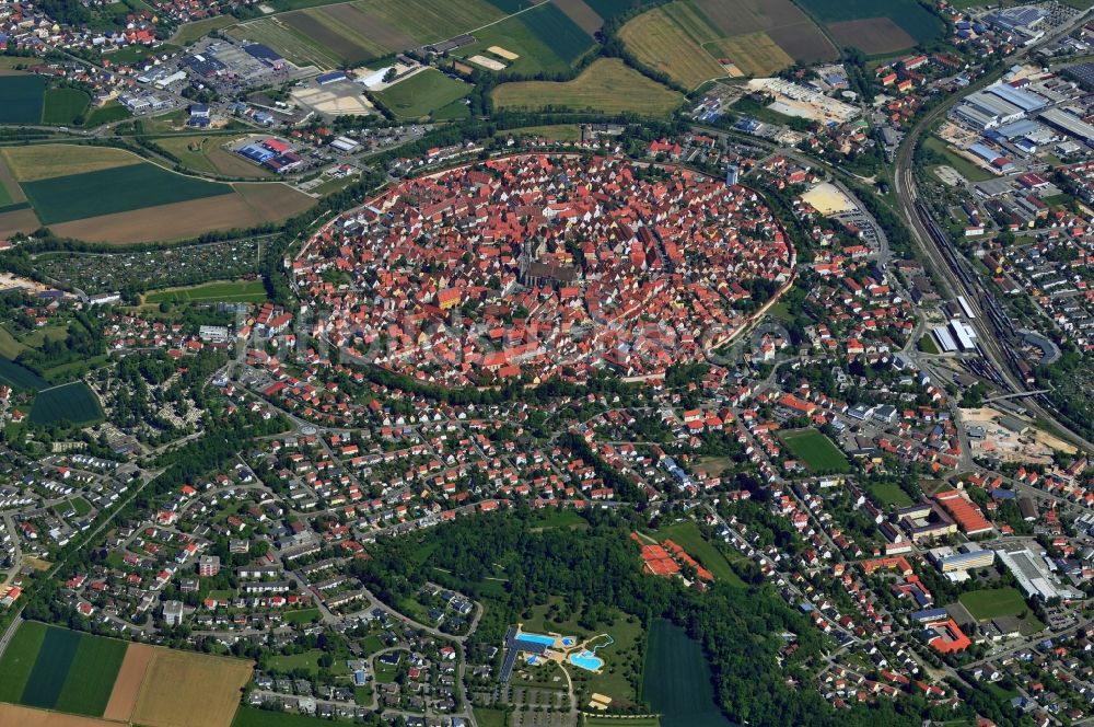 Luftbild Nördlingen - Stadtkern und historischer Innenstadtring von Nördlingen im Bundesland Bayern