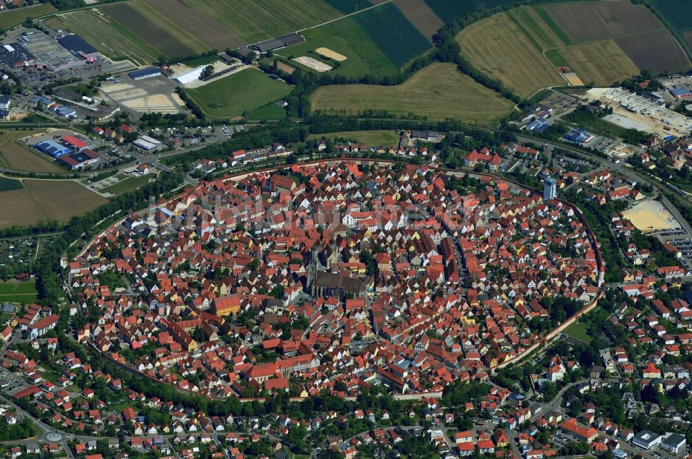 Luftaufnahme Nördlingen - Stadtkern und historischer Innenstadtring von Nördlingen im Bundesland Bayern