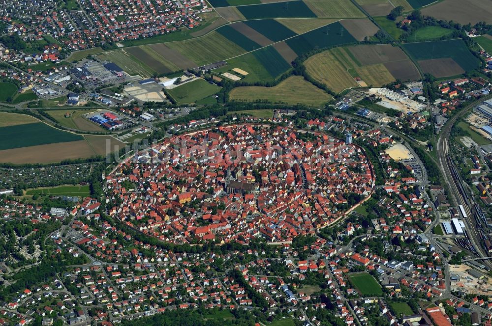 Nördlingen von oben - Stadtkern und historischer Innenstadtring von Nördlingen im Bundesland Bayern