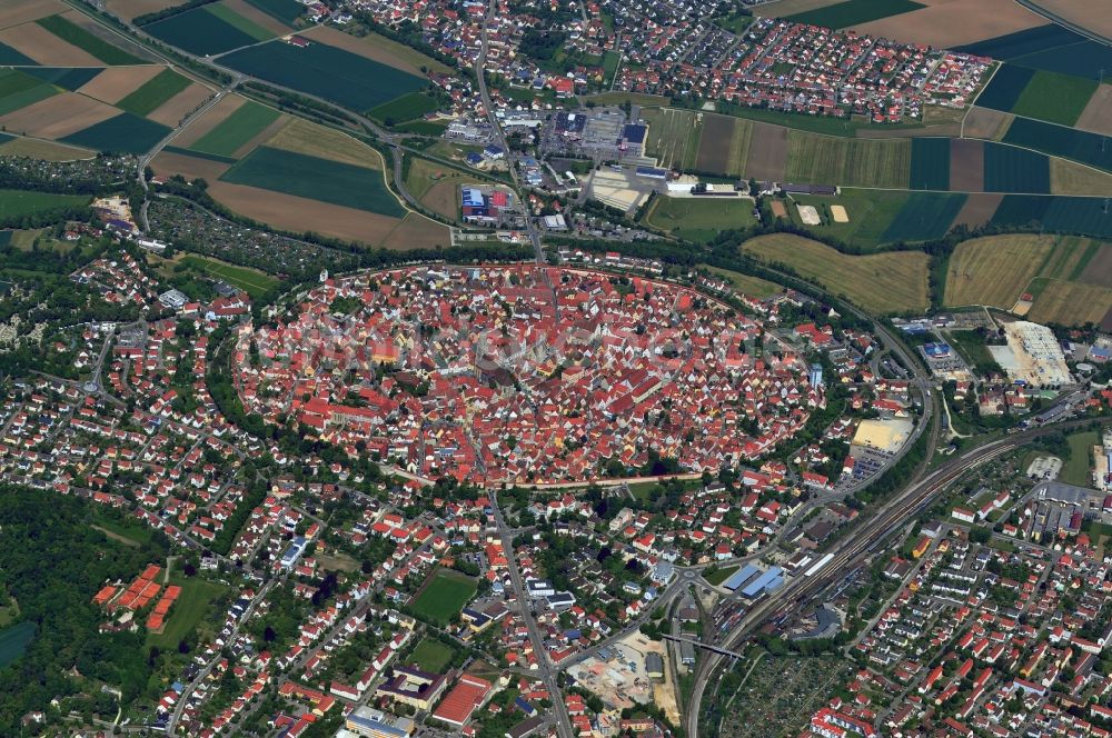 Nördlingen aus der Vogelperspektive: Stadtkern und historischer Innenstadtring von Nördlingen im Bundesland Bayern