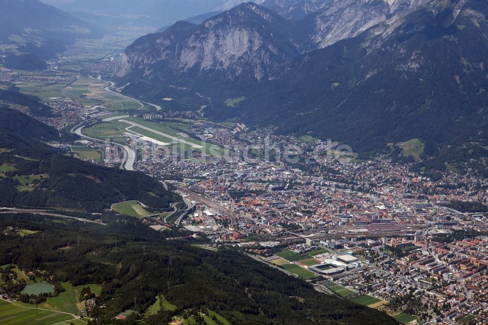Innsbruck von oben - Stadtkern von Innsbruck in Österreich
