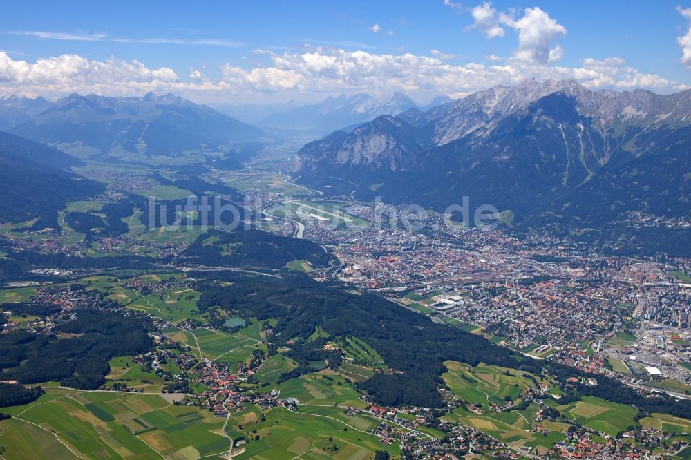 Innsbruck aus der Vogelperspektive: Stadtkern von Innsbruck in Österreich