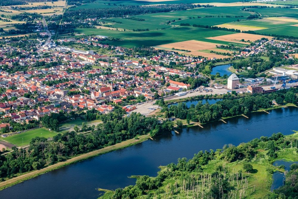 Luftaufnahme Aken - Stadtkern am Uferbereich der Elbe - Flußverlaufes in Aken im Bundesland Sachsen-Anhalt, Deutschland