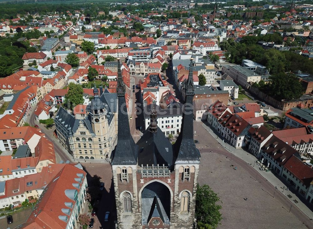 Köthen (Anhalt) aus der Vogelperspektive: Stadtkirche St. Jakob und Rathaus im Altstadt- Zentrum in Köthen (Anhalt) im Bundesland Sachsen-Anhalt