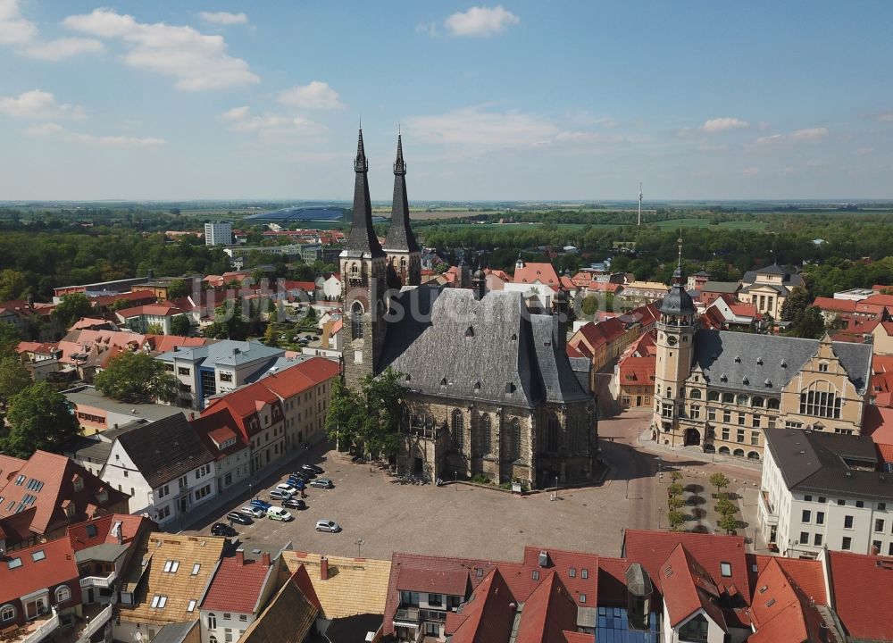 Luftaufnahme Köthen (Anhalt) - Stadtkirche St. Jakob und Rathaus im Altstadt- Zentrum in Köthen (Anhalt) im Bundesland Sachsen-Anhalt