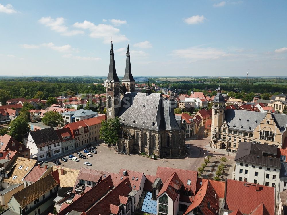 Köthen (Anhalt) von oben - Stadtkirche St. Jakob und Rathaus im Altstadt- Zentrum in Köthen (Anhalt) im Bundesland Sachsen-Anhalt