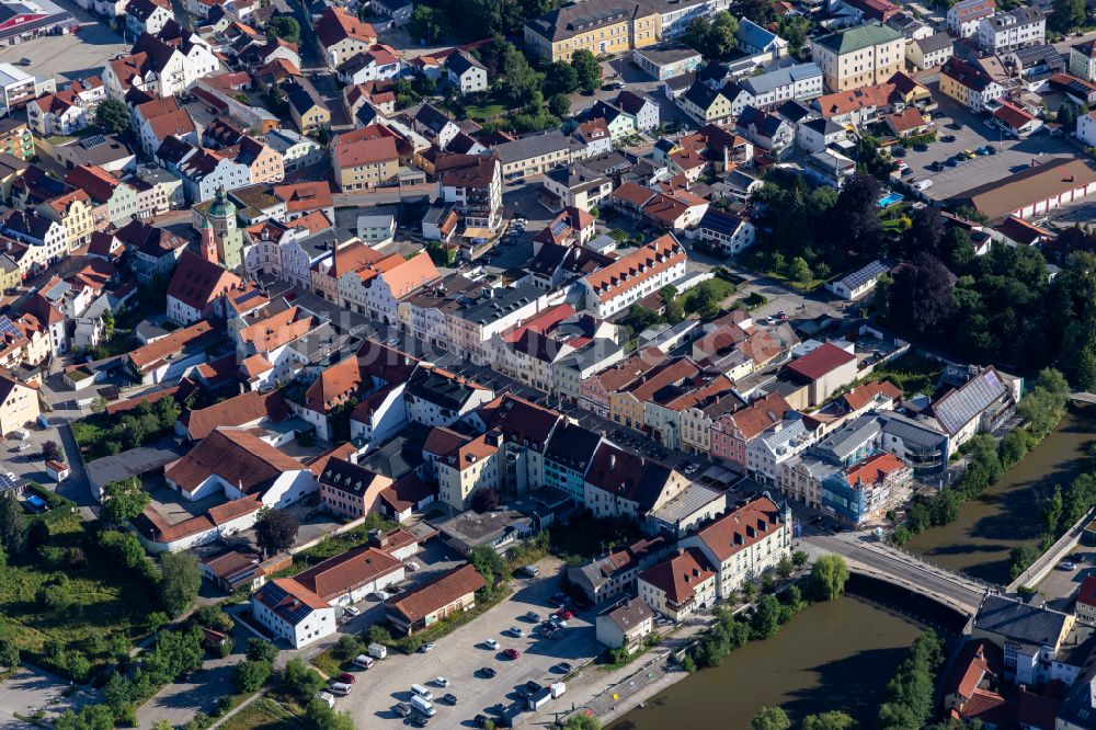 Luftaufnahme Vilsbiburg - Stadtplatz mit historischen Hausfassaden in Vilsbiburg im Bundesland Bayern, Deutschland