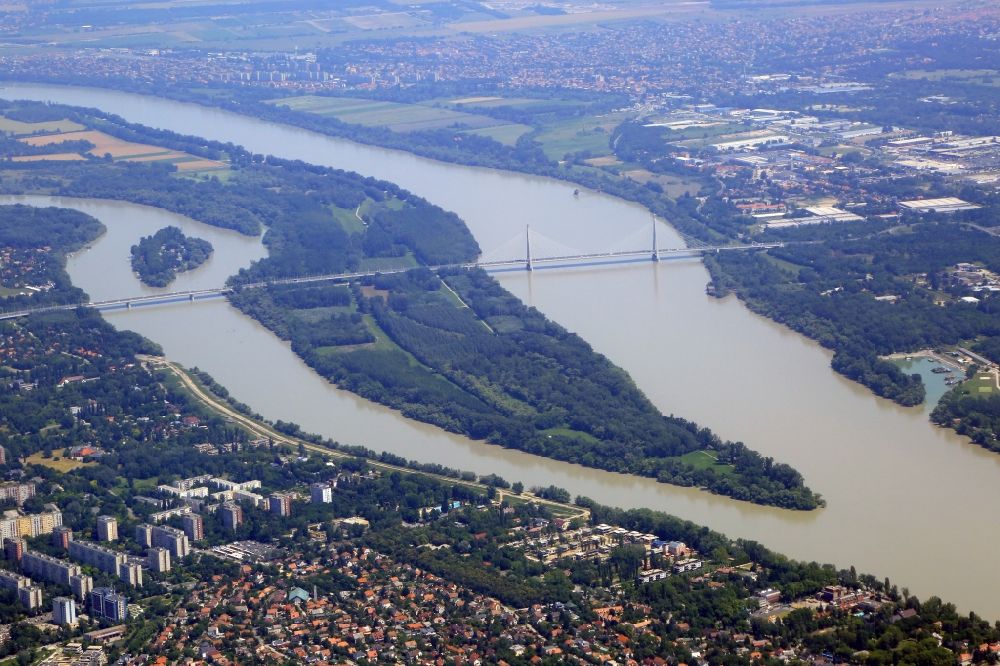 Luftbild Budapest - Stadtrand und Außenbezirk im Stadtteil Krottendorf an der Donau im Ortsteil III. kerület mit der Donauinsel Szentendre und Megyeri hid in Budapest in Ungarn