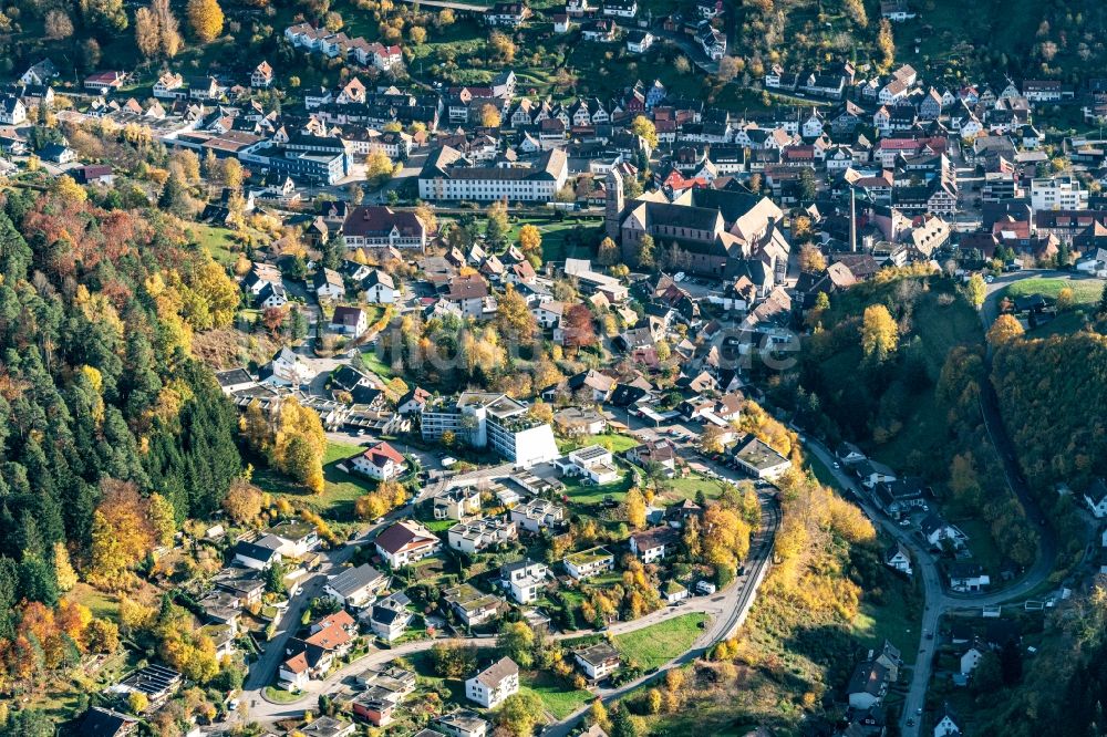 Luftaufnahme Alpirsbach - Stadtrand und Außenbezirks- Wohngebiete in Alpirsbach im Bundesland Baden-Württemberg, Deutschland