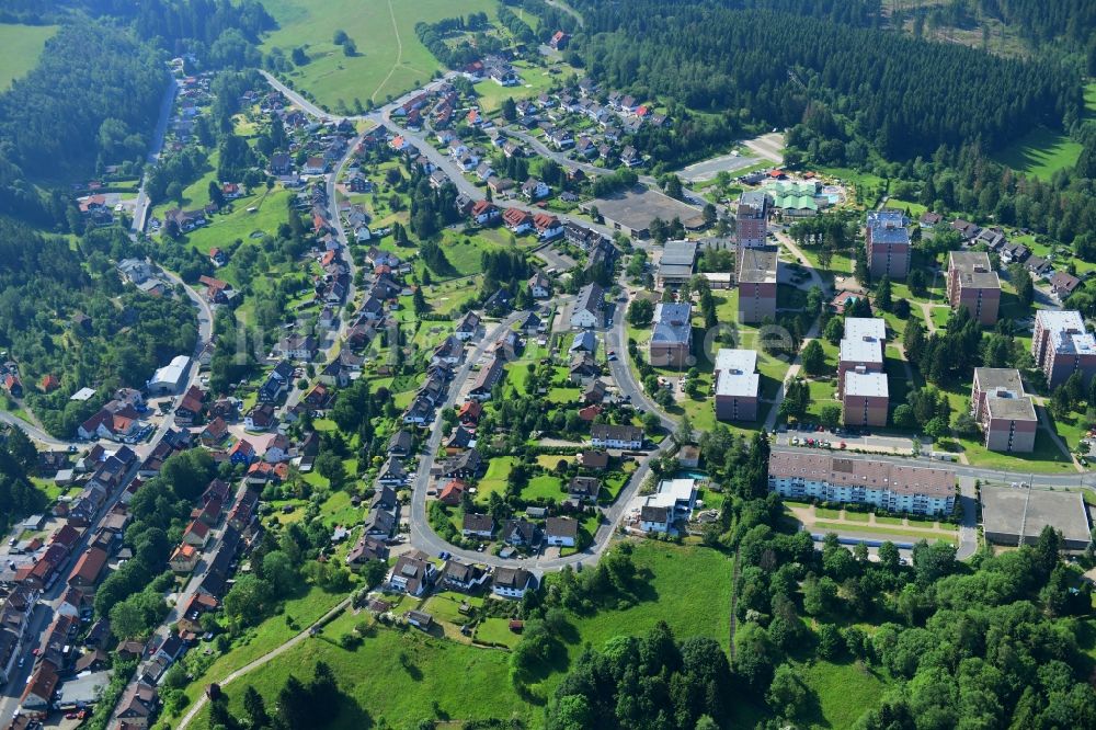 Luftaufnahme Altenau - Stadtrand und Außenbezirks- Wohngebiete in Altenau im Bundesland Niedersachsen, Deutschland