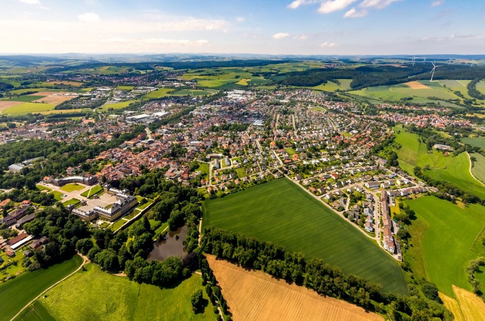 Bad Arolsen von oben - Stadtrand und Außenbezirks- Wohngebiete in Bad Arolsen im Bundesland Hessen, Deutschland