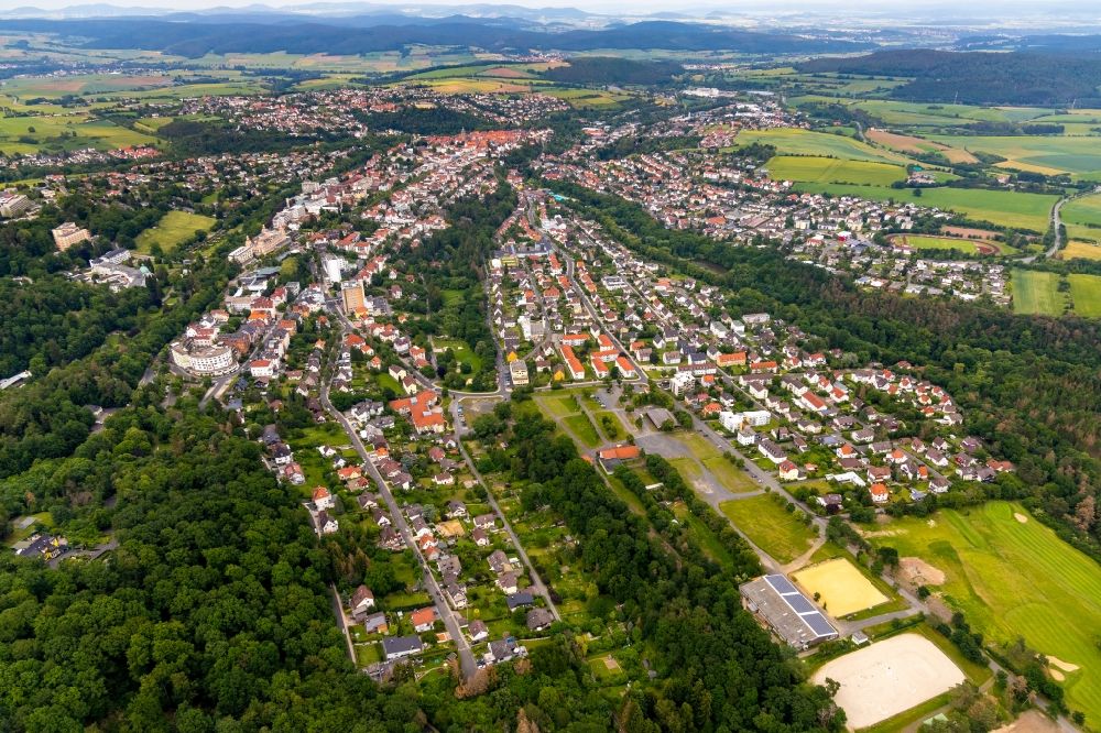 Luftaufnahme Bad Wildungen - Stadtrand und Außenbezirks- Wohngebiete in Bad Wildungen im Bundesland Hessen, Deutschland