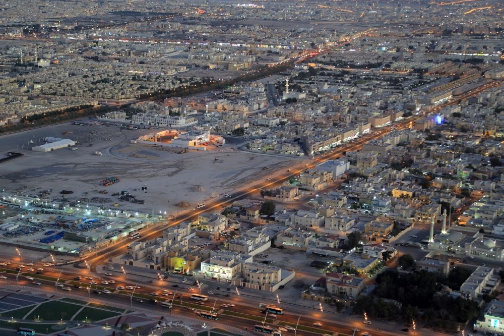 Doha aus der Vogelperspektive: Stadtrand und Außenbezirks- Wohngebiete bei Al Aziziyah in Doha in Al Rayyan Municipality, Katar