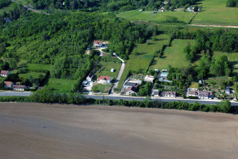 Luftbild Briare - Stadtrand und Außenbezirks- Wohngebiete bei einem Waldgebiet in Briare in Centre-Val de Loire, Frankreich