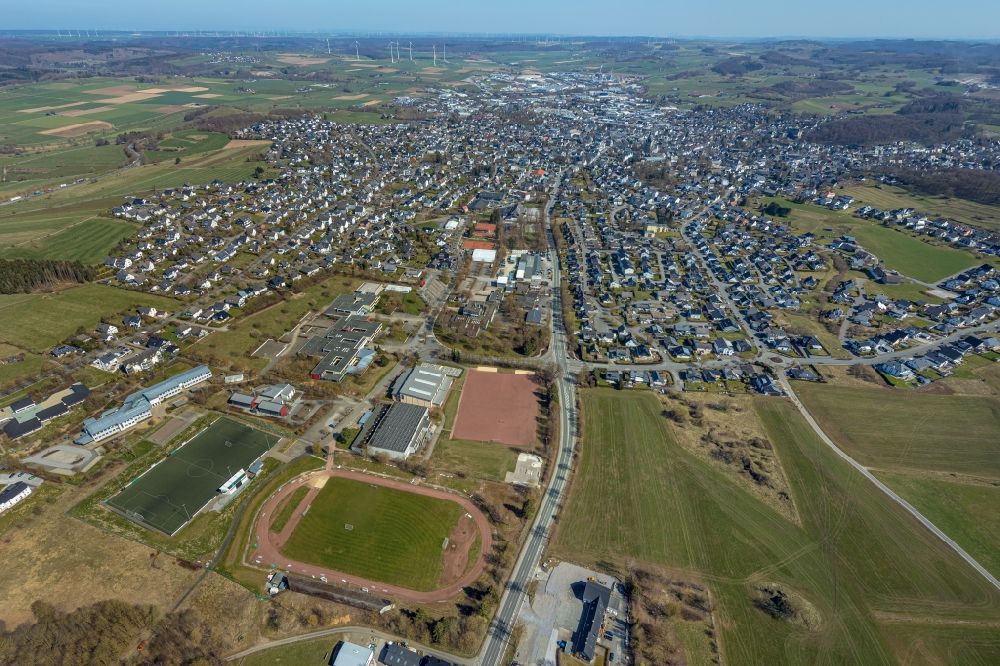 Brilon aus der Vogelperspektive: Stadtrand und Außenbezirks- Wohngebiete in Brilon im Bundesland Nordrhein-Westfalen, Deutschland