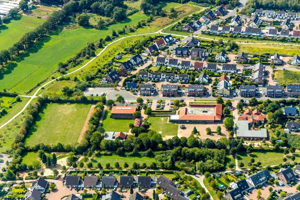 Luftaufnahme Dinslaken - Stadtrand und Außenbezirks- Wohngebiete in Dinslaken im Bundesland Nordrhein-Westfalen, Deutschland