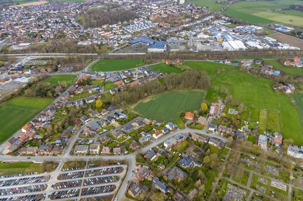 Luftbild Hamm - Stadtrand und Außenbezirks- Wohngebiete mit einem Feld entlang des Ennigerweg im Ortsteil Heessen in Hamm im Bundesland Nordrhein-Westfalen, Deutschland