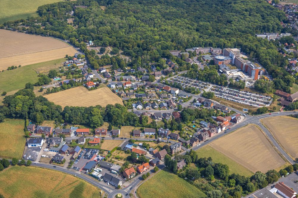 Luftaufnahme Hamm - Stadtrand und Außenbezirks- Wohngebiete mit einem Feld entlang des Ennigerweg im Ortsteil Heessen in Hamm im Bundesland Nordrhein-Westfalen, Deutschland