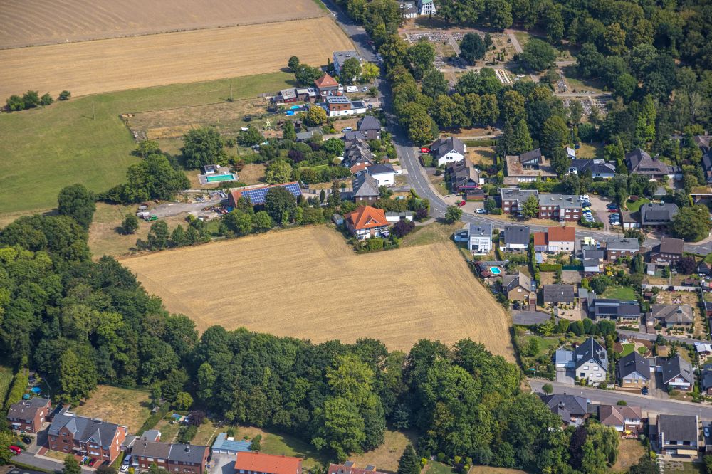 Hamm von oben - Stadtrand und Außenbezirks- Wohngebiete mit einem Feld entlang des Ennigerweg im Ortsteil Heessen in Hamm im Bundesland Nordrhein-Westfalen, Deutschland