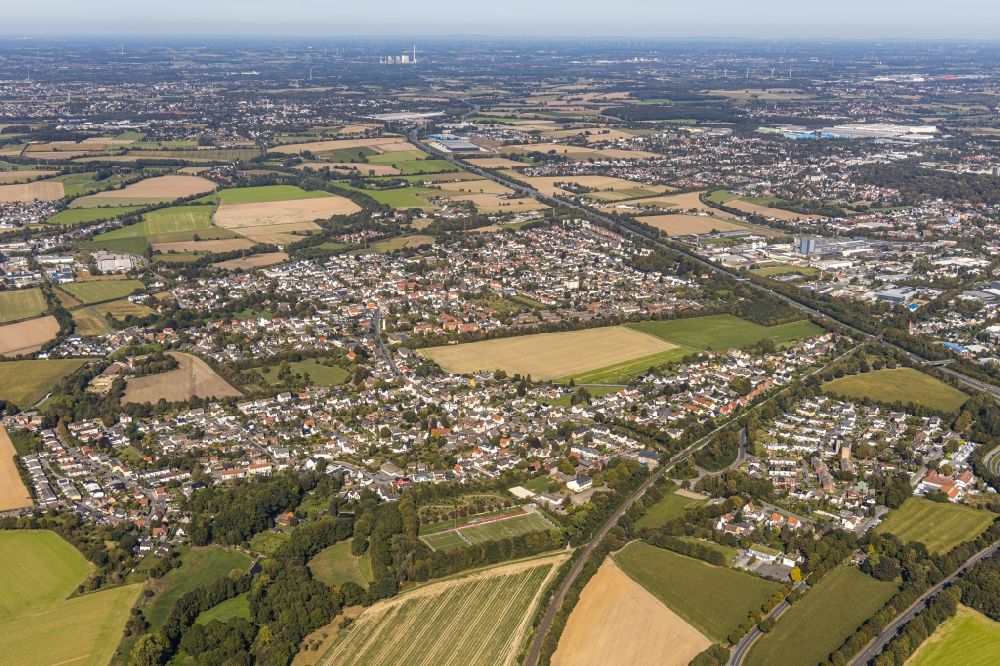 Luftaufnahme Unna - Stadtrand und Außenbezirks- Wohngebiete entlang der BAB A1 im Ortsteil Massen in Unna im Bundesland Nordrhein-Westfalen, Deutschland