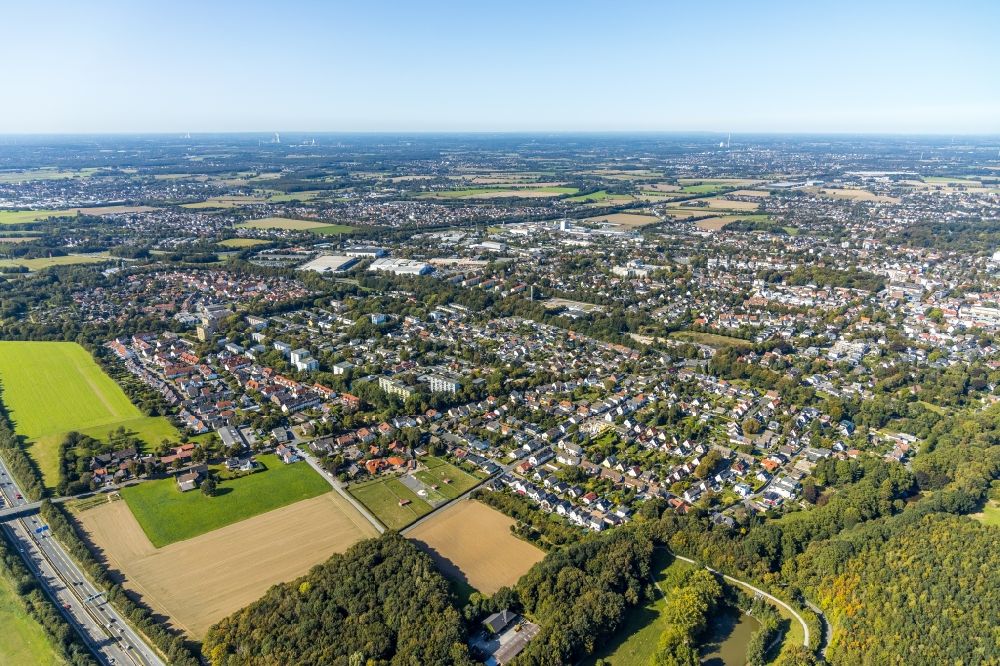 Unna von oben - Stadtrand und Außenbezirks- Wohngebiete entlang der Hertingerstraße in Unna im Bundesland Nordrhein-Westfalen, Deutschland