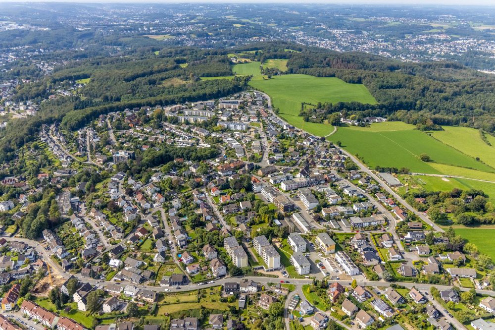 Ennepetal von oben - Stadtrand und Außenbezirks- Wohngebiete entlang der Vilvoorder Straße in Ennepetal im Bundesland Nordrhein-Westfalen - NRW, Deutschland