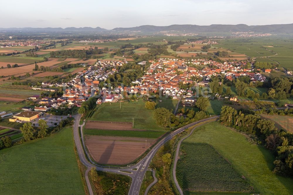 Geinsheim von oben - Stadtrand und Außenbezirks- Wohngebiete in Geinsheim im Bundesland Rheinland-Pfalz, Deutschland