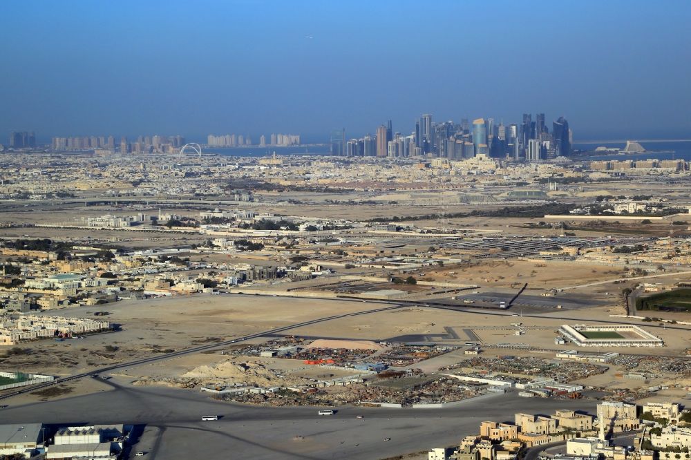 Doha von oben - Stadtrand und Außenbezirks- Wohngebiete und Gewerbegebiete bei Mehairja in Doha in Al Rayyan Municipality, Katar
