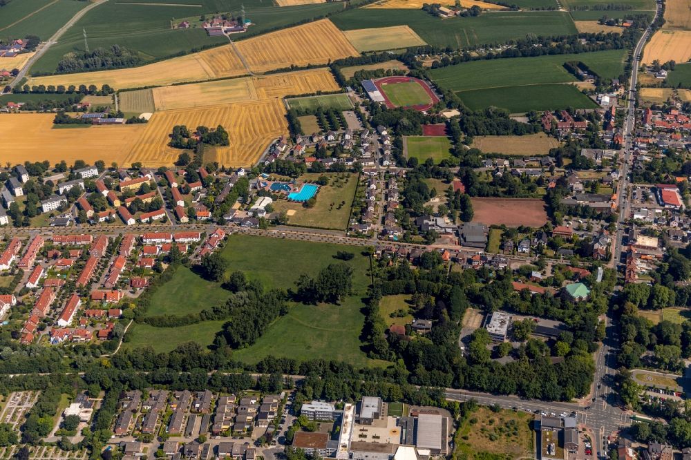 Luftbild Ahlen - Stadtrand und Außenbezirks- Wohngebiete am Konrad-Adenauer-Ring in Ahlen im Bundesland Nordrhein-Westfalen, Deutschland