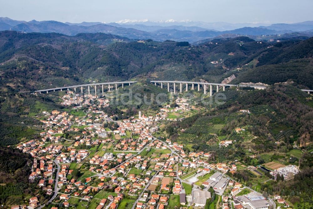 Luftaufnahme Massarosa - Stadtrand und Außenbezirks- Wohngebiete in Massarosa in Toscana, Italien