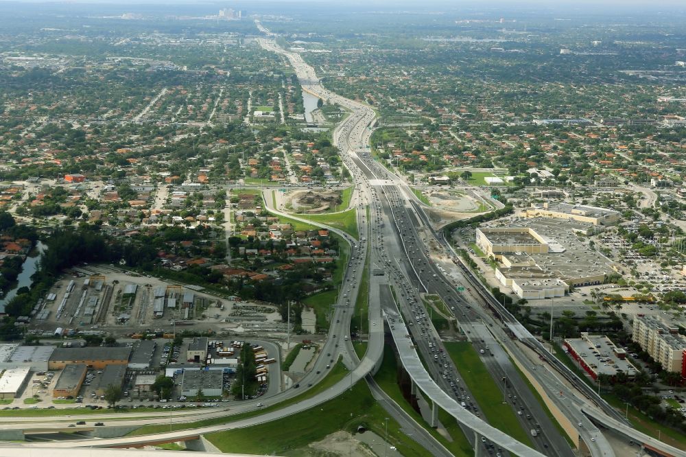 Luftbild Miami - Stadtrand und Außenbezirks- Wohngebiete in Miami in Florida, USA