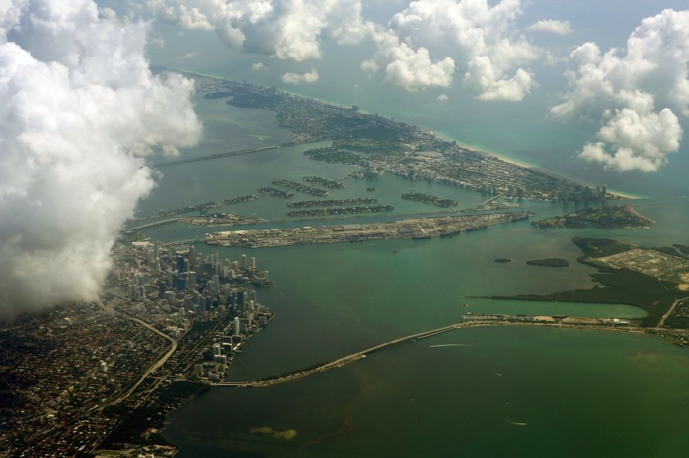 Miami aus der Vogelperspektive: Stadtrand und Außenbezirks- Wohngebiete in Miami in Florida, USA