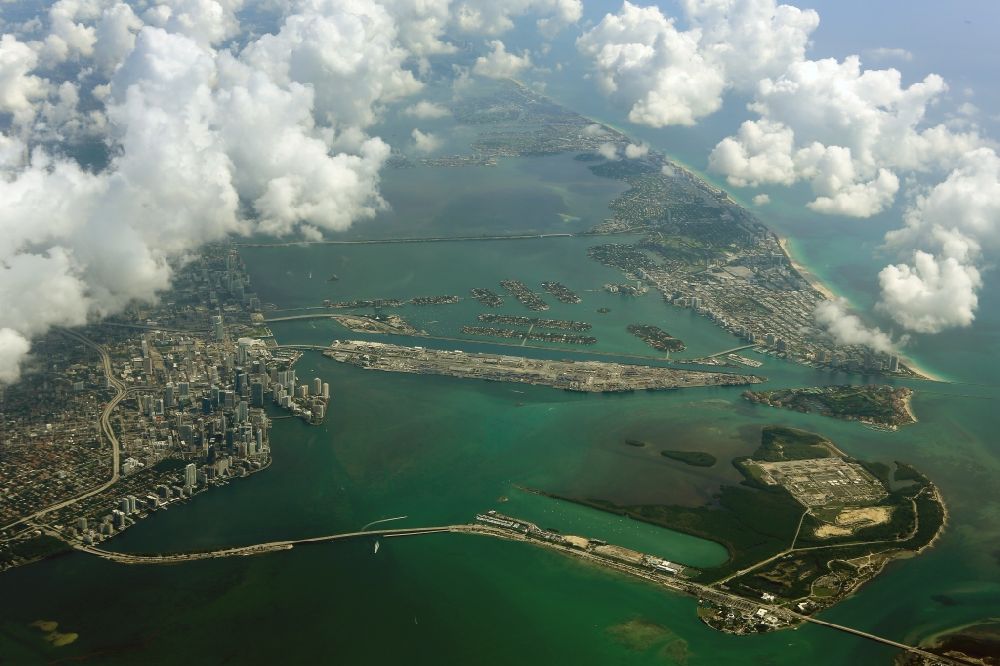 Miami von oben - Stadtrand und Außenbezirks- Wohngebiete in Miami in Florida, USA