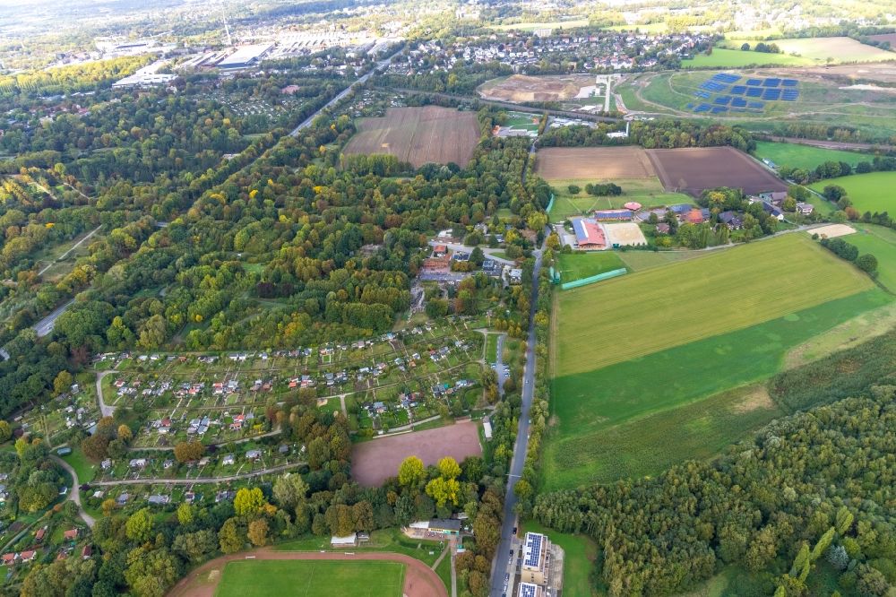 Luftaufnahme Bochum - Stadtrand und Außenbezirks- Wohngebiete im Ortsteil Laer in Bochum im Bundesland Nordrhein-Westfalen, Deutschland