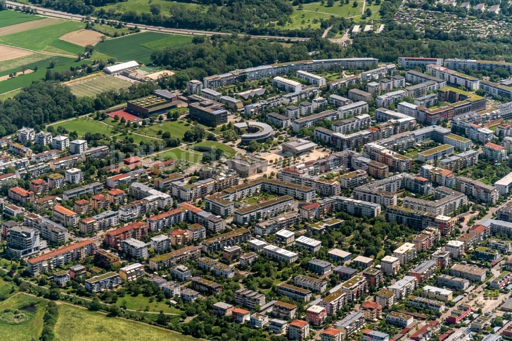 Luftbild Freiburg im Breisgau - Stadtrand und Außenbezirks- Wohngebiete im Ortsteil Rieselfeld in Freiburg im Breisgau im Bundesland Baden-Württemberg, Deutschland