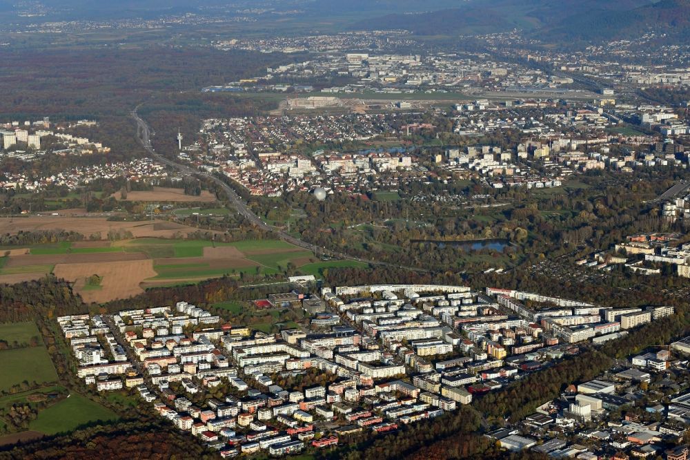 Freiburg im Breisgau von oben - Stadtrand und Außenbezirks- Wohngebiete im Ortsteil Rieselfeld in Freiburg im Breisgau im Bundesland Baden-Württemberg, Deutschland